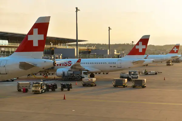 Zurich Switzerland Maja 2023 Szwajcarski Samolot Zaparkowany Wieczorem Przy Terminalu Obrazek Stockowy
