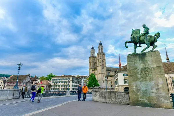 Zurych Maja 2023 Malowniczy Widok Historyczne Centrum Zurychu Kościołem Grossmunster Zdjęcia Stockowe bez tantiem