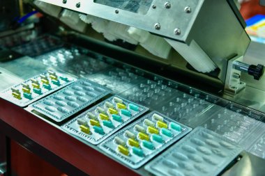 Kapsül ilaç üretim hattı, Endüstriyel ilaç konsepti.