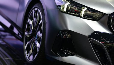 Ön farlar, modern spor araba. 