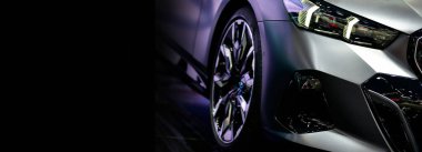 Farların ön görünümü siyah zemin üzerinde modern spor araba, metin için sol tarafta boş alan