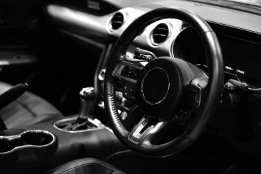 Araba havalandırma sistemi, klima ve modern arabanın dokunmatik ekranı.