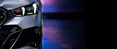 Farların ön görünümü siyah zemin üzerinde modern spor araba, metin için sağ tarafta boş alan 