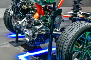 Aracın motor yapısının görüntüsü yüklenmiş elektrik şasisi bağlandı