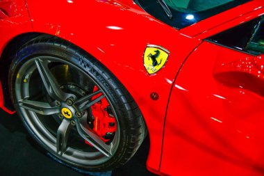Tayland-27 Mart 2024: kırmızı süper arabanın üzerinde ferrari logosu. İtalyan lüks spor araba üreticisi. Enzo Ferrari tarafından Nonthaburi 'deki 45 Bangkok Uluslararası Otomobil Fuarı' nda kuruldu.