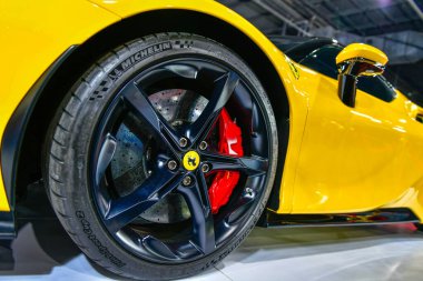 Tayland-27 Mart 2024: Ferrari SF90 Stradale Eklenti Melezi 'nin araba alaşımlı tekerleği ve disk frenleri 1000 beygir gücünde Bangkok Uluslararası Motor Fuarı, Çarpışma Yarışmacısı