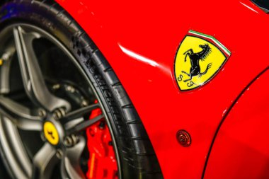 Tayland-27 Mart 2024: kırmızı süper arabanın üzerinde ferrari logosu. İtalyan lüks spor araba üreticisi. Enzo Ferrari tarafından Nonthaburi 'deki 45 Bangkok Uluslararası Otomobil Fuarı' nda kuruldu.