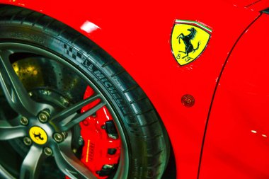 Tayland-27 Mart 2024: kırmızı süper arabanın üzerinde ferrari logosu. İtalyan lüks spor araba üreticisi. Enzo Ferrari tarafından Nonthaburi 'deki 45 Bangkok Uluslararası Otomobil Fuarı' nda kuruldu.