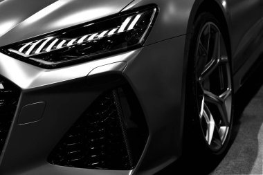 LED farlarının ön görüntüsü siyah arka planda spor araba