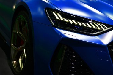 LED farların ön görüntüsü modern mavi araba