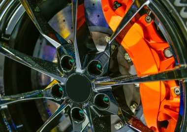 Araba alaşımlı tekerlek ve disk frenli spor araba.