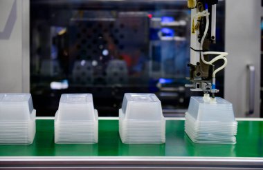 Paket için otomatik taşımacılık sistemlerindeki plastik kutuları temizle