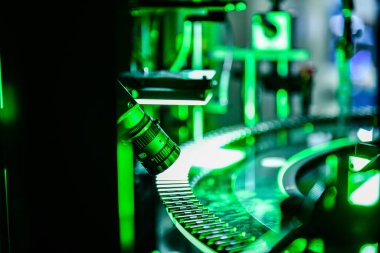 Üretimde alüminyum çubuk için yüksek hızlı kamera sıralama makinesi. Endüstriyel