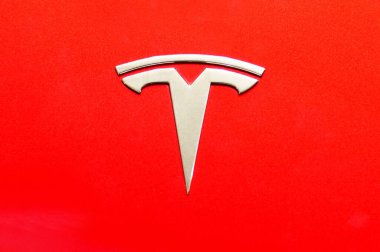 Bangkok, Tayland, Mayıs - 15, 2024: Tesla logosunun Tesla modeli üzerinde yakın plan 3 kırmızı arka plan