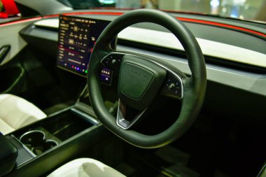 BANGKOK, THAILAND, 15 Mayıs 2024: Elektrikli otomobilin içinde Tesla model S Futuristik arabanın içi siam paragraf mağazasında tablet görünümlü