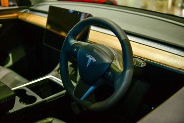 BANGKOK, THAILAND, 15 Mayıs 2024: Elektrikli otomobilin içinde Tesla modeli Y Futuristik arabanın içi siam örnek mağazasında tablet görünümlü