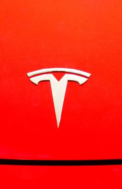 Bangkok, Tayland, Mayıs - 15, 2024: Tesla logosunun Tesla modeli üzerinde yakın plan 3 kırmızı arka plan