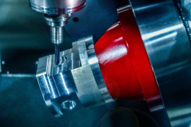CNC torna makinesi metal parçalarını kesiyor, yüksek teknoloji parçaları üretiyor.