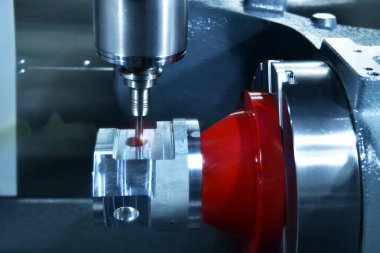  CNC torna makinesi metal parçalarını kesiyor, yüksek teknoloji parçaları üretiyor.