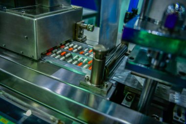 Üretim sırasında kapsül ilaç hapları ve modern ilaç fabrikası Tıbbi İlaç Üretimi 'nde ambalaj süreci.