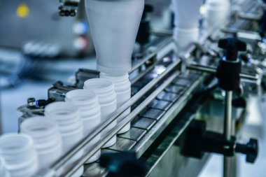 İlaç endüstrisi üretim hattında yüksek hızlı sayım ve otomatik tablet şişeleme makinesi