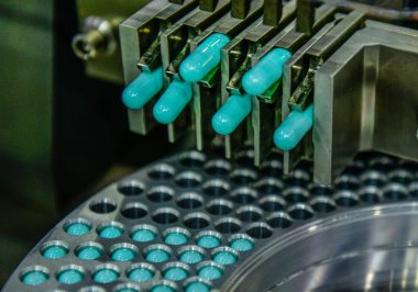 Kapsül ilaç üretim hattı, Endüstriyel ilaç konsepti.