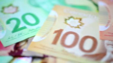 Yakın çekim ve Dolly Kaydırıcı. Bir sürü Kanada doları ya da banknotları.