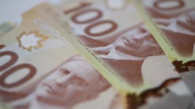 Yakın çekim ve Dolly Kaydırıcı. Bir sürü Kanada doları ya da banknotları.