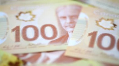 Yakın çekim ve Dolly Kaydırıcı. Bir sürü Kanada doları ya da banknotları.