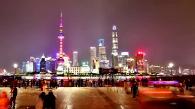 Yerel ve turistler Huangpu nehir kenarını geziyor. Çin, Şangay 'daki Bund.