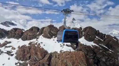 Teleferikten Matterhorn 'un buzul cennetine güzel bir manzara. Arka planda Matterhorn, İsviçre' de Zermatt.