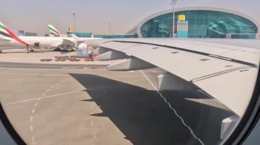 Dubai, BAE - 15 Mayıs 2023: Emirates Airbus A380, Birleşik Arap Emirlikleri 'ndeki Dubai Havalimanı' na (DXB) park ediyor