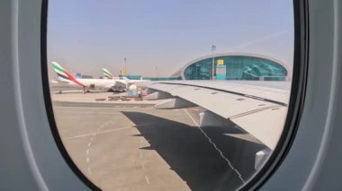 Dubai, BAE - 15 Mayıs 2023: Emirates Airbus A380, Birleşik Arap Emirlikleri 'ndeki Dubai Havalimanı' na (DXB) park ediyor