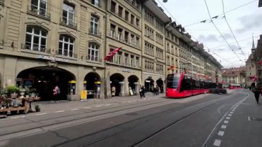 Bern-20 Mayıs 2023: İsviçre 'nin eski ortaçağ şehir merkezinde alışveriş alanı olan sokak tramvayı