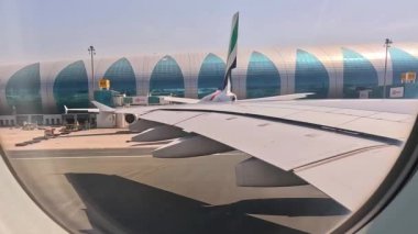 Dubai, BAE - 15 Mayıs 2023: Emirates Airbus A380, Birleşik Arap Emirlikleri 'ndeki Dubai Havalimanı' na (DXB) park ediyor