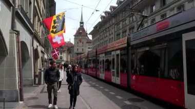 Bern-20 Mayıs 2023: İsviçre 'nin eski ortaçağ şehir merkezinde alışveriş alanı olan sokak tramvayı