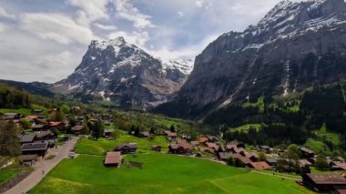 Grindelwald çevresindeki yaz dağlarında İsviçre 'deki teleferikten manzara çok güzel.