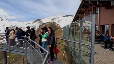 22 Mayıs 2023: Uçurum yürüyüşünü ziyaret eden turistler ve İsviçre 'nin Grindelwald şehrinin 1.