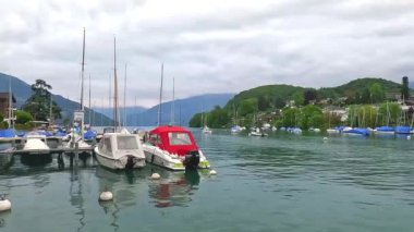 Güzel liman şehri Spiez Thun Gölü 'nde küçük bir kasabadır. Güney sahilinde, Interlaken 'e sadece 18 km uzaklıkta..