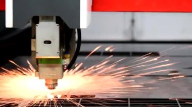 Lazer, fabrikadaki kıvılcım saçan lambayla metali keserken kafa makinesini de kesti.