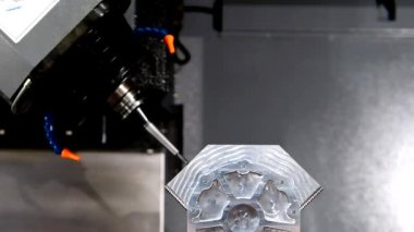 5 eksenli CNC değirmen makineleri dizayn için döner başlı makine tablosu kullanır ve yüzey metali ile çalışan endüstriyel sifon