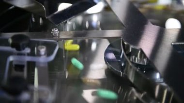 Bir kimya fabrikasında çalışırken otomatikleştirilmiş hatlarda hareket eden tabletler.