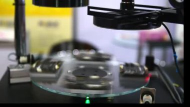 Endüstriyel sektörde çalışırken pcb panosundaki yüksek hassasiyetli çip bileşenlerini denetlemek için çoklu sensör görüşlü CMM makineleri