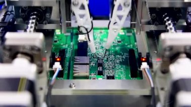 Bilgisayar devresi montajının otomatik teknolojisi makine ve teknolojide elektronik devre kartı üretimi