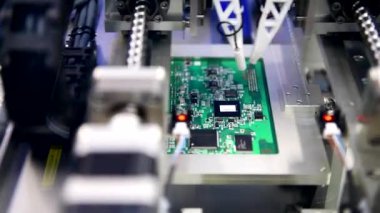 Bilgisayar devresi montajının otomatik teknolojisi makine ve teknolojide elektronik devre kartı üretimi