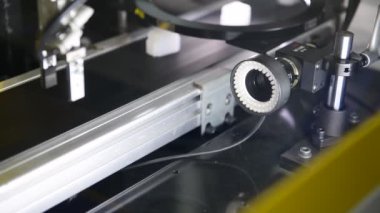 Endüstriyel sektörde çalışırken yüksek hassasiyetli otomotiv konektörü denetimi için çoklu sensör görüşlü CMM makineleri