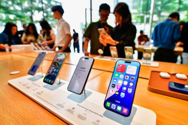 BANGKOK, THAILAND - 20 Sep 2024: Apple Store Central World alışveriş merkezinde yeni bir iPhone16pro sergileniyor