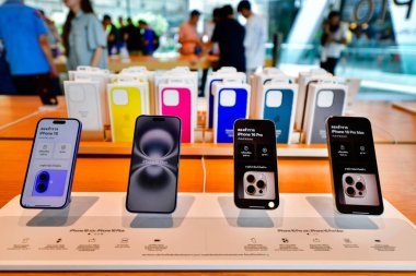 BANGKOK, THAILAND - 20 Sep 2024: Apple Store Central World alışveriş merkezinde yeni bir iPhone16pro sergileniyor