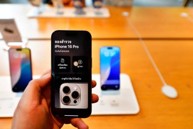 BANGKOK, THAILAND - 20 Sep 2024: Apple Store Central World alışveriş merkezinde yeni bir iPhone16pro sergileniyor