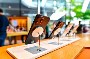 BANGKOK, THAILAND - 20 Sep 2024: Apple Store Central World alışveriş merkezinde yeni bir iPhone16pro sergileniyor